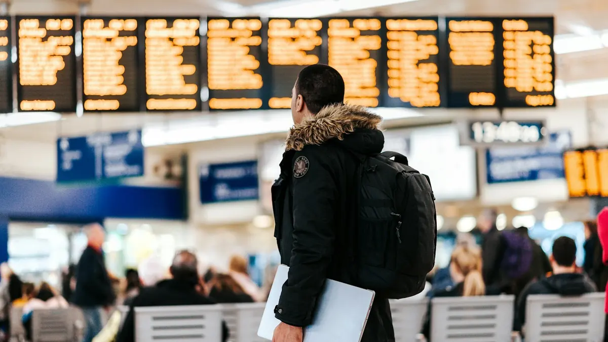 Étudiant avec ses bagages dans un aéroport