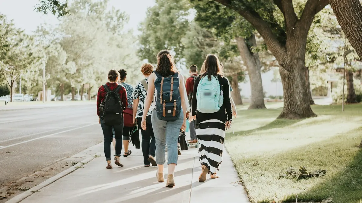 Groupe d'étudiants qui discutent sur un campus universitaire