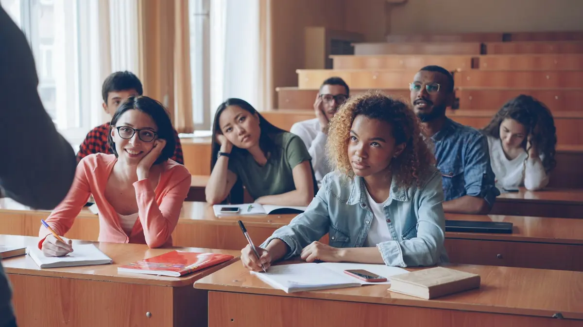 Étudiants dans un amphithéâtre