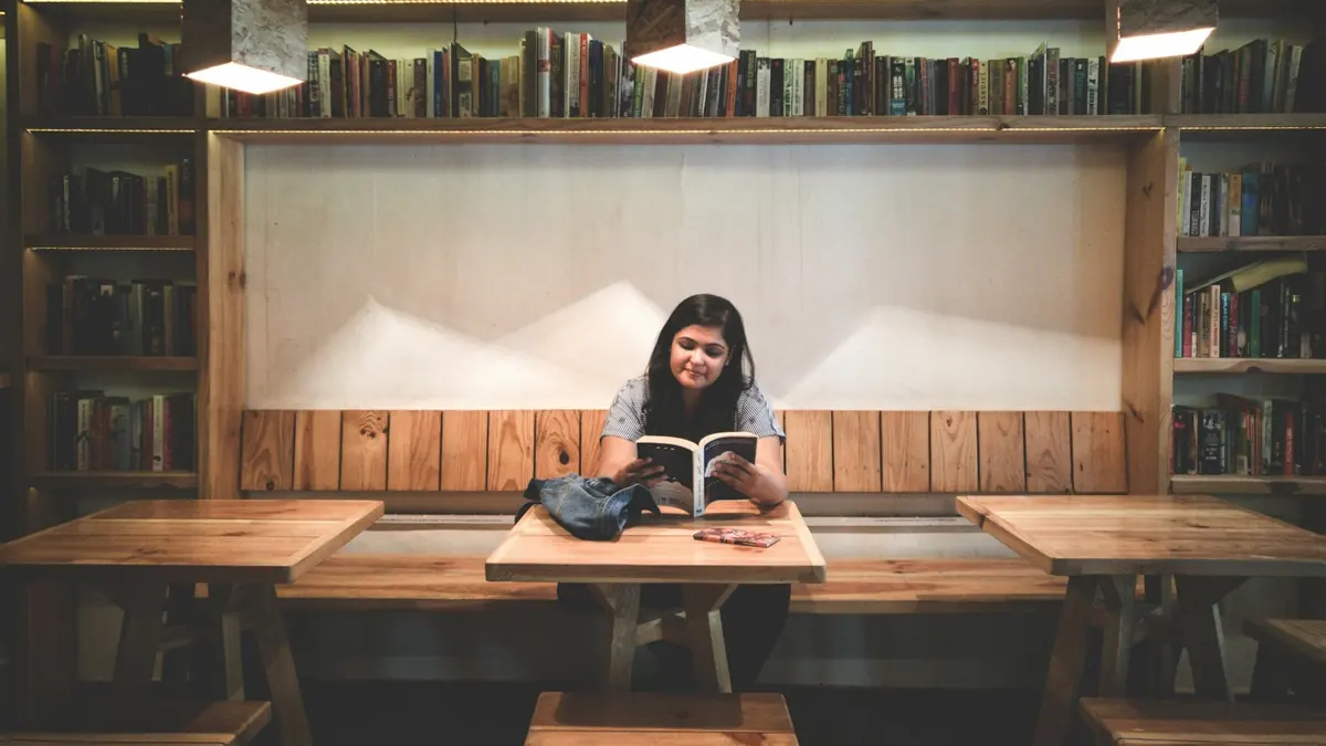 Étudiant en train de travailler dans une bibliothèque