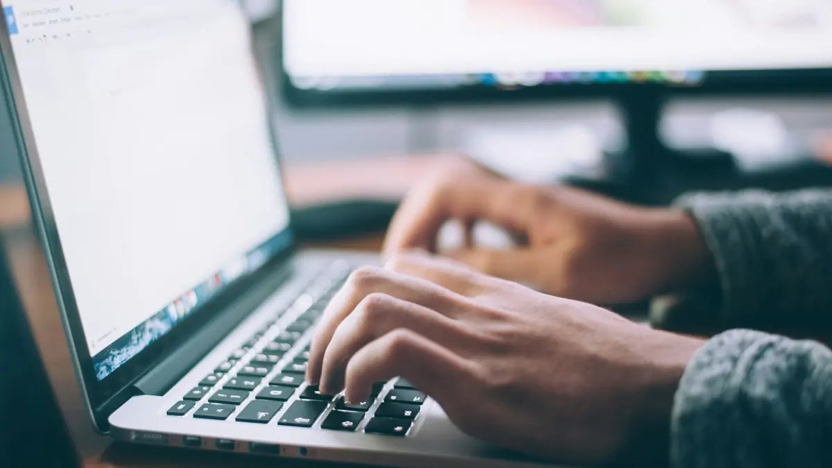Étudiant remplissant une candidature en ligne sur un ordinateur portable