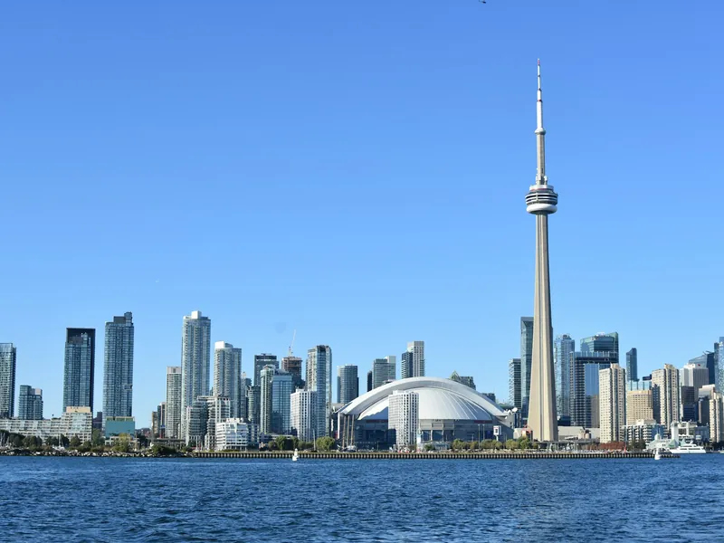 Les gratte-ciel de Toronto et la Tour CN vus depuis l'eau