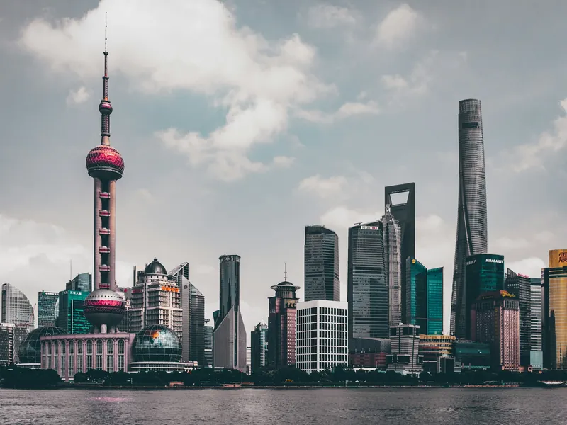 Skyline de Shanghai avec la tour de la Perle de l'Orient et des gratte-ciel modernes