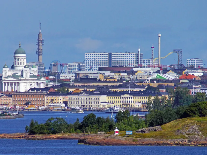Skyline d'Helsinki avec la cathédrale blanche, vue depuis la mer par une journée d'été