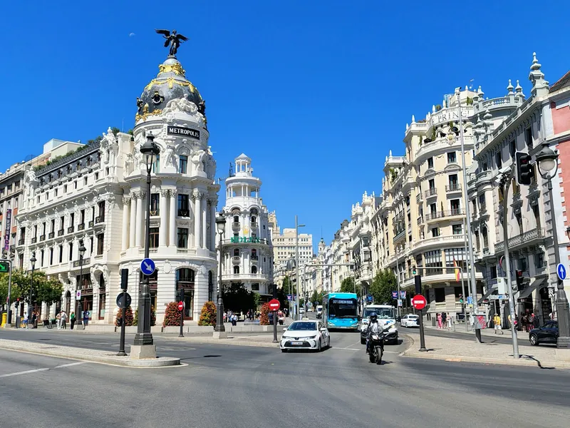 Immeuble Metropolis au début de la Gran Vía par une journée ensoleillée à Madrid