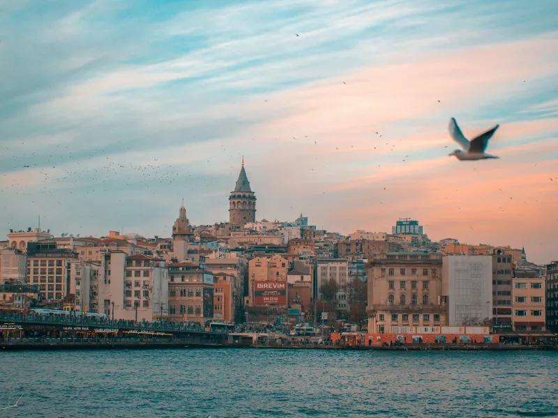 La tour de Galata au-dessus des toits d'Istanbul, vue depuis la Corne d'Or au coucher du soleil