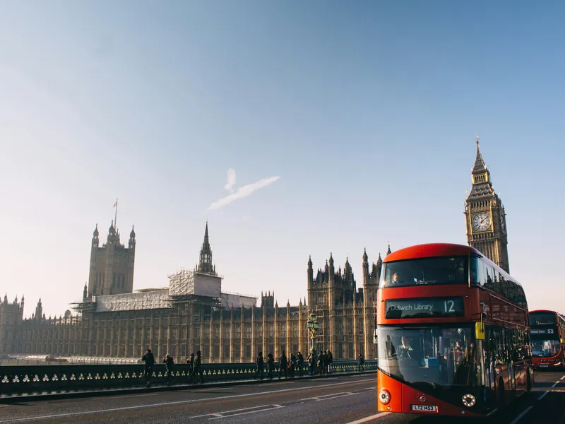 Bus rouge à impériale passant devant le Parlement et Big Ben à Londres