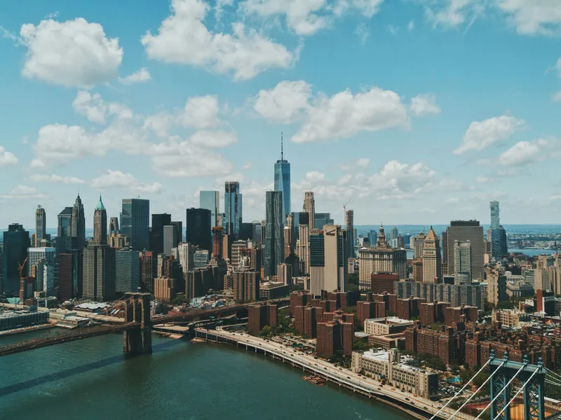 Skyline de Manhattan et pont de Brooklyn au-dessus de l'East River à New York